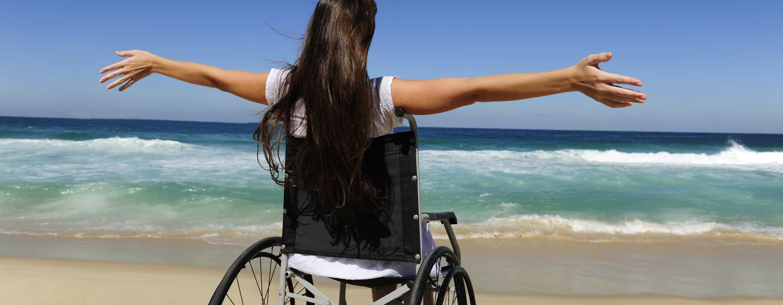 Отпуск инвалидам 1 группы. Человек в инвалидной коляске. Туризм для инвалидов. Счастливые инвалиды. Инвалид в путешествии.